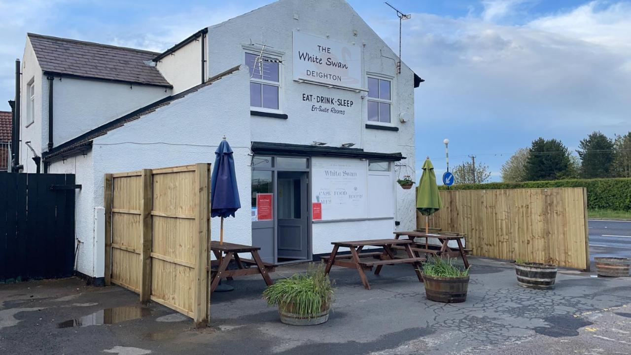 Hotel The White Swan Deighton York Esterno foto